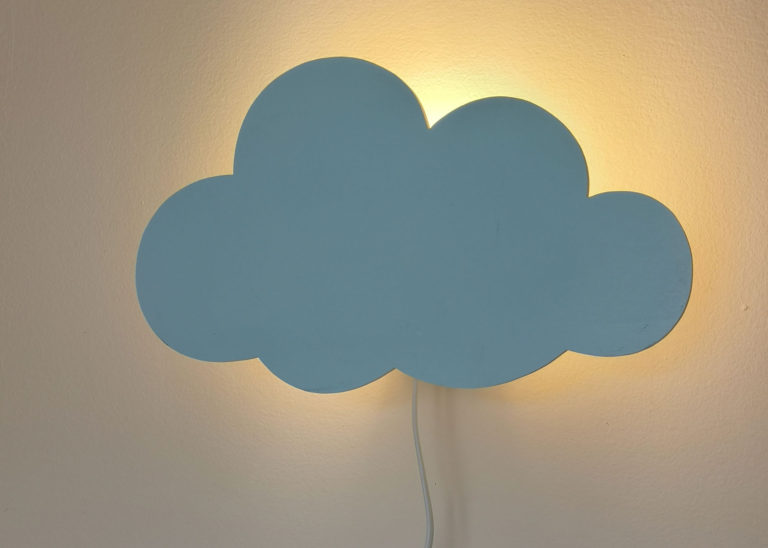 Drvena lampa oblak za deciju sobu