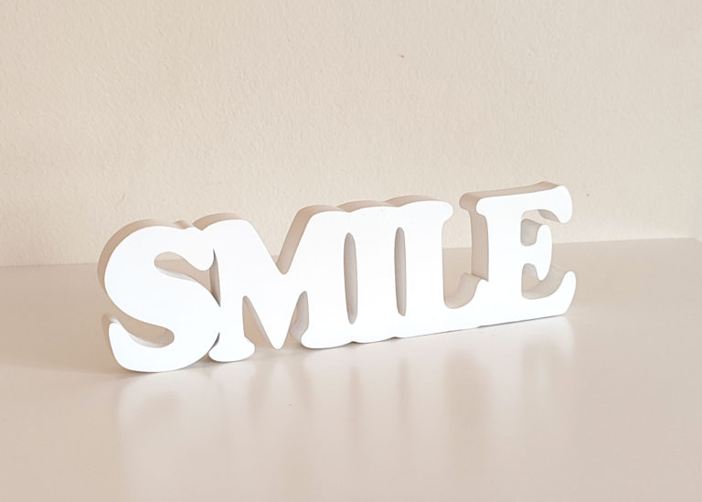 Ukrasni natpis Smile od drveta
