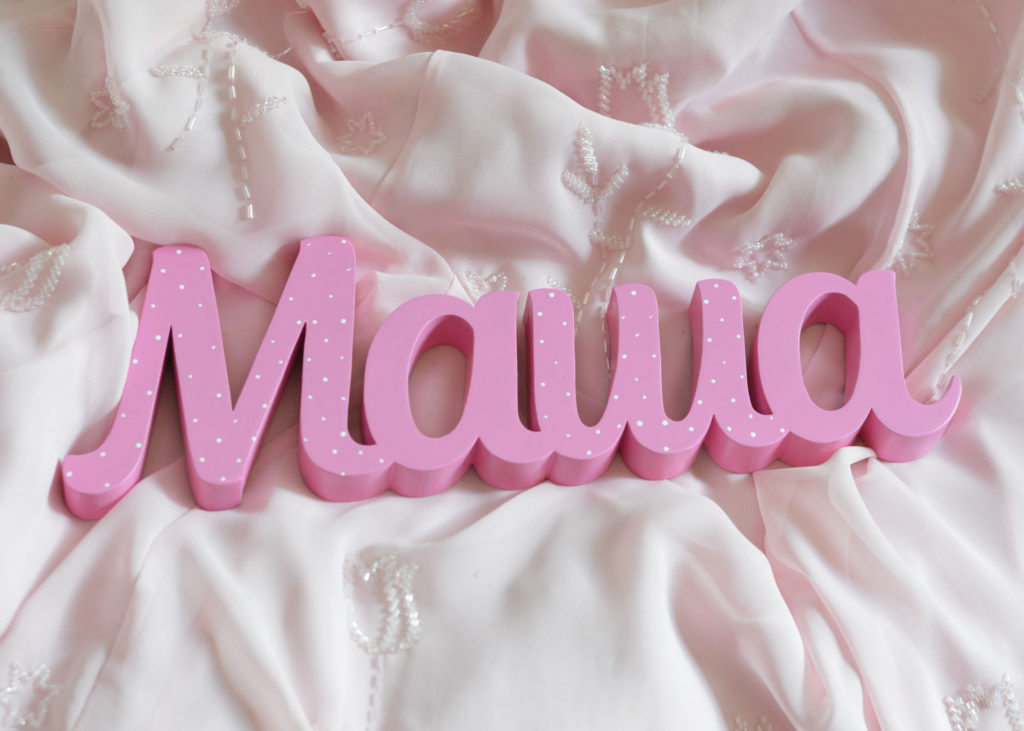 Drveno ukrasno ime u ćirilici pink boje za devojčice Ukrasna drvena imena i slova u pisanom fontu. Samostojeća slova. imena za zid.