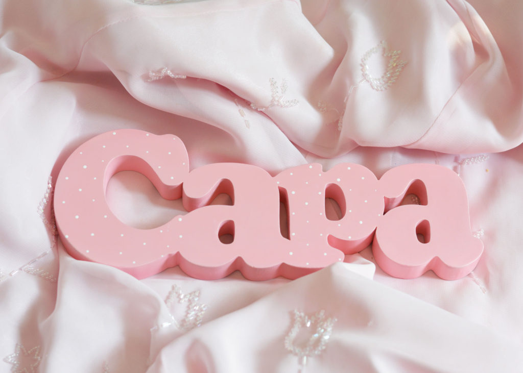 Drveno ukrasno ime u ćirilici bebi roze boje za devojčice Sara