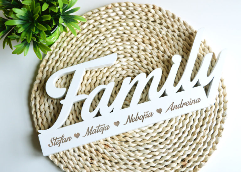 Natpis Family sa imenima članova porodice