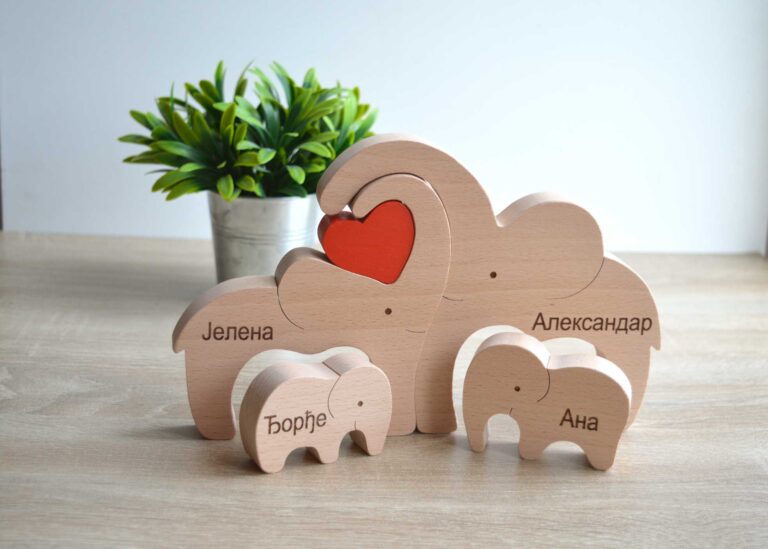 Porodica sa četiri drvena slonića sa imenima